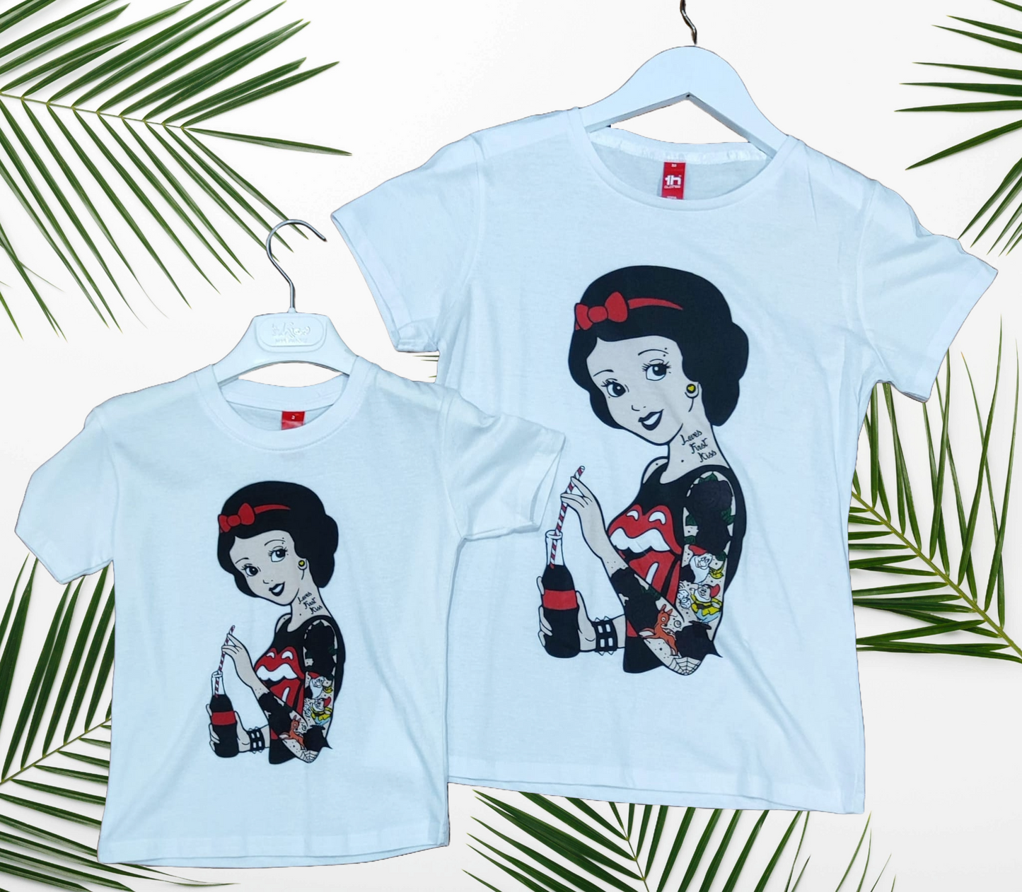 T-Shirt Mini Me Biancaneve con Tatuaggi – Bambini e Adulti Made in Italy Virale