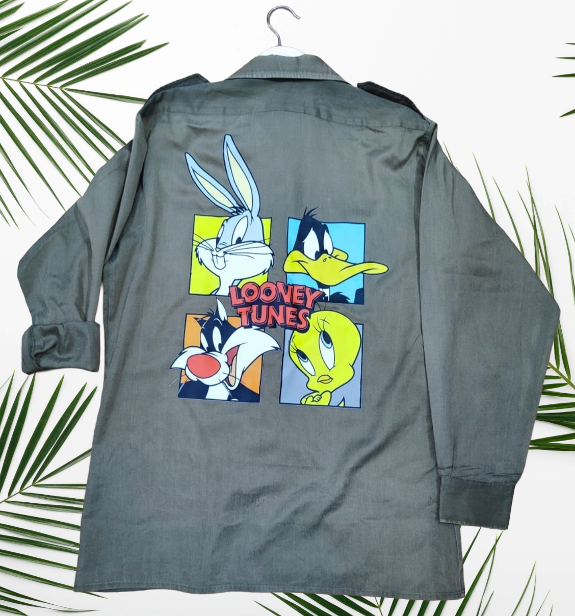 Camicia Militare Verde con Stampa Pop Art Looney Tunes – Streetwear Unisex in Stile Vintage