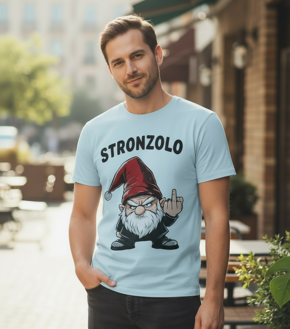 T-Shirt Cotone Made In Italy – Stampa Gnomo Ironico Stronzolo XS-XXXL Per chi ama vestire con ironia