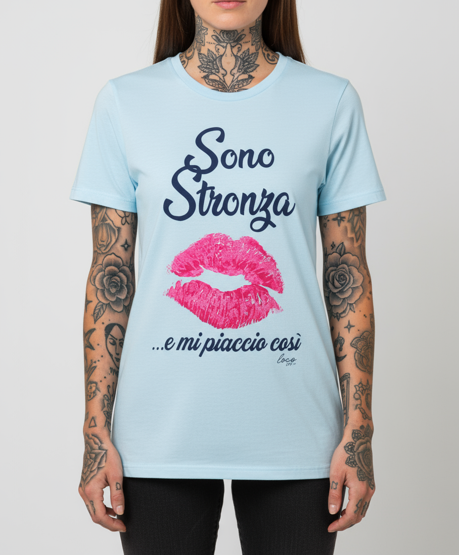 Dettaglio stampa t-shirt donna Sono Stronza e mi piaccio così – I Narcisi