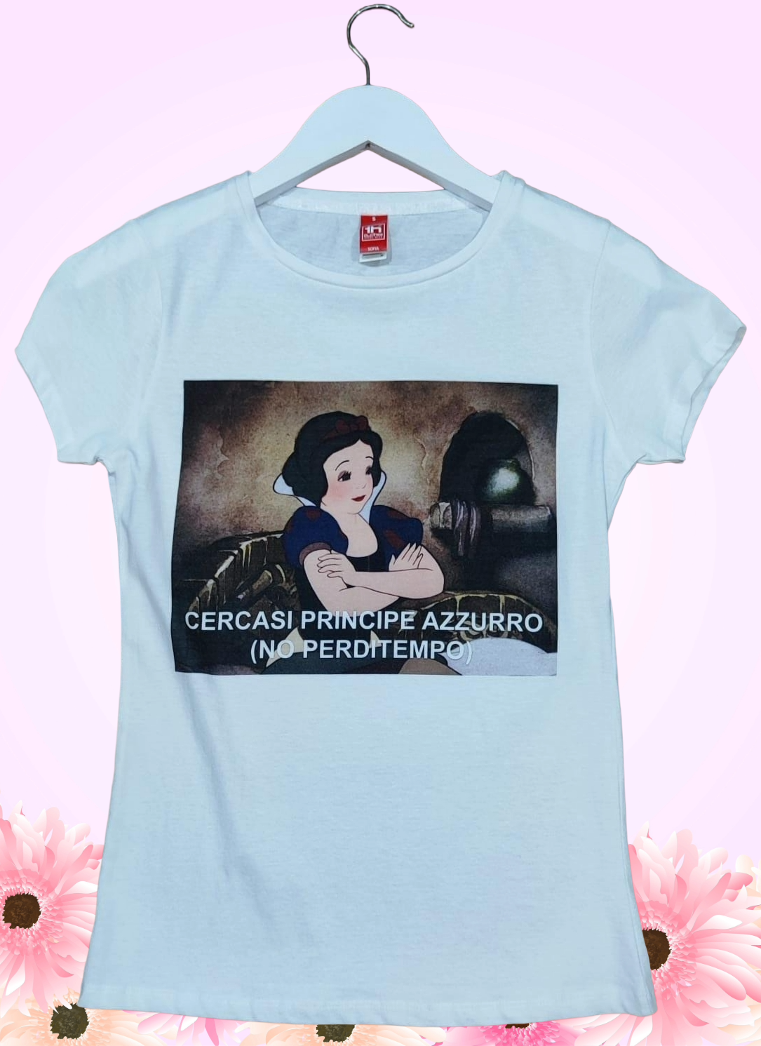 Maglietta Donna Bianca Umoristica – Stampa “Cercasi Principe Azzurro” Made in Italy