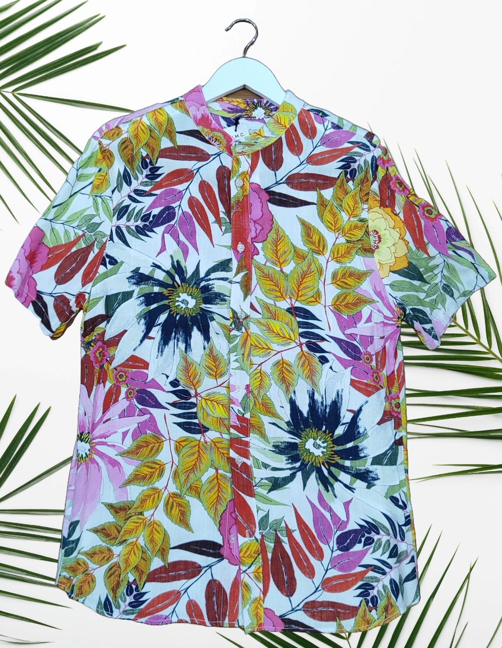 Camicia uomo in lino mezza manica base bianca con stampa floreale blu multicolore - Made in Italy, stile estivo elegante