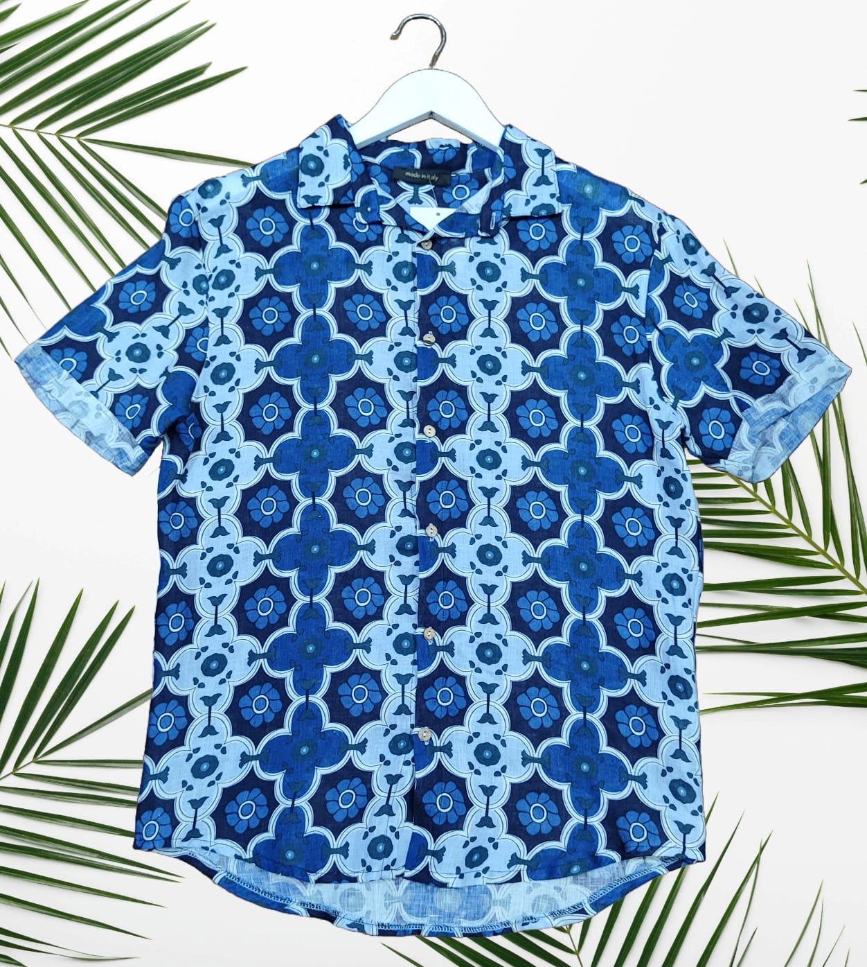 Camicia uomo in lino mezza manica base chiara con stampa a fantasia blu e celeste - Made in Italy, stile estivo elegante