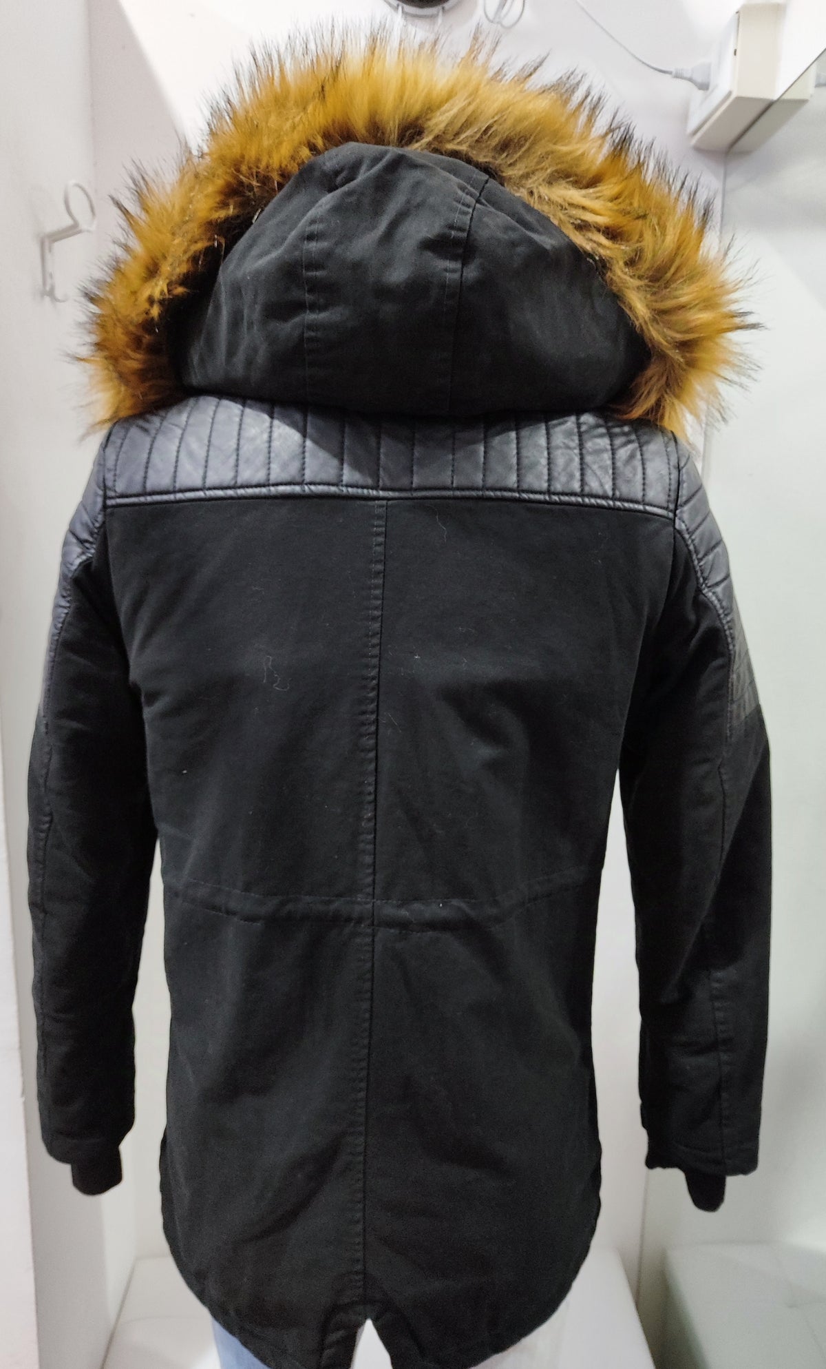 Parka Uomo Invernale con Cappuccio e Inserti in Ecopelle – Street Style