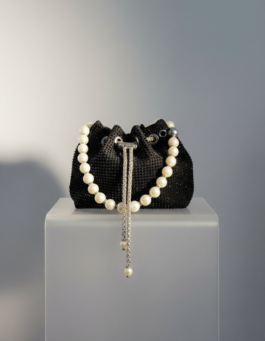 Borsa a Secchiello Nera con Strass e Tracolla di Perle | Elegante Pochette da Sera