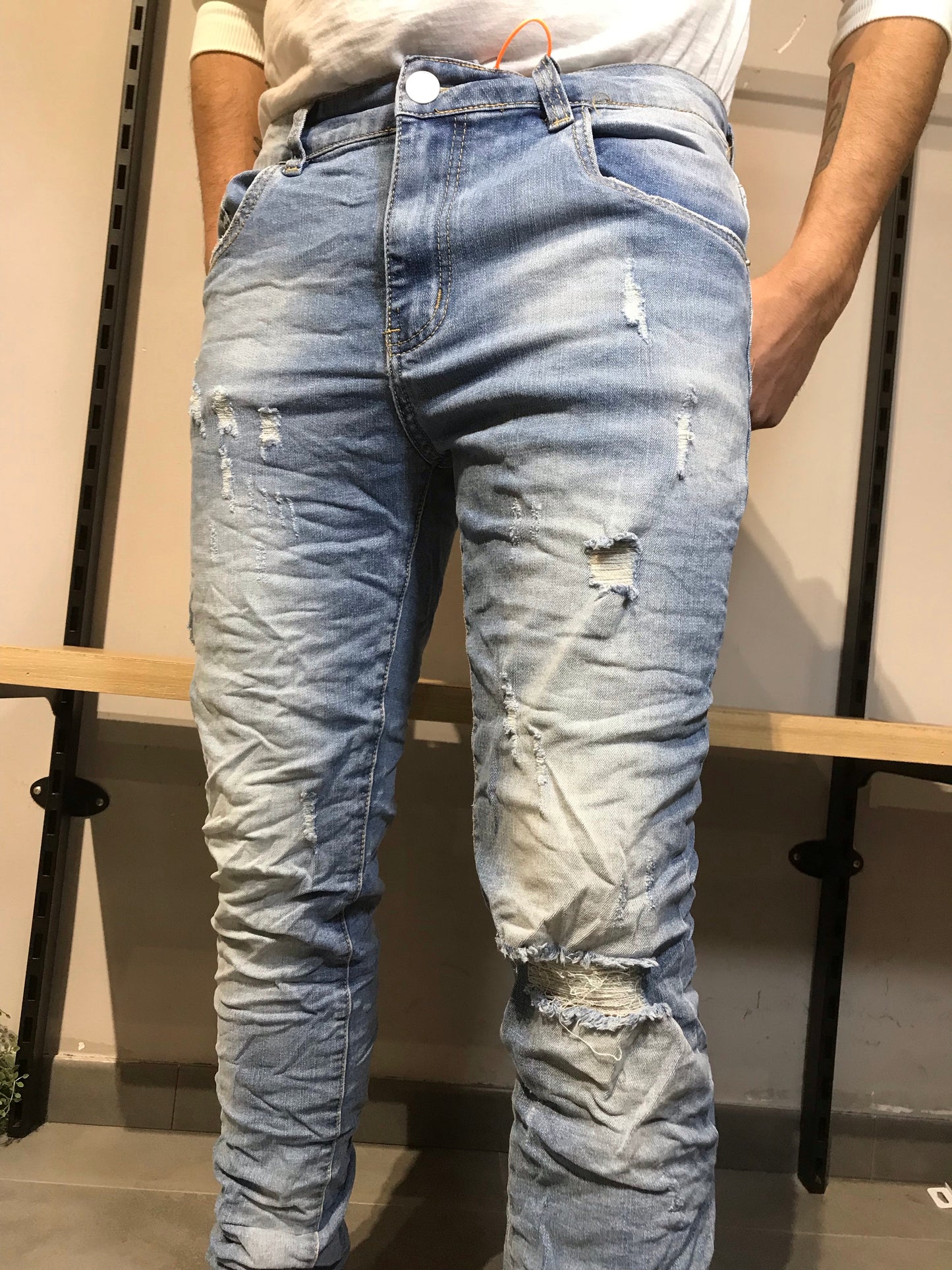 Jeans chiari da uomo stile vintage con piccoli strappi, perfetti per un look casual e alla moda. Disponibili da [NOME NEGOZIO].