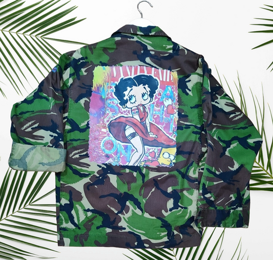 Giacca Militare Camouflage Donna con Stampa Pop Art di Betty Boop – Streetwear Artistico e Urban Style