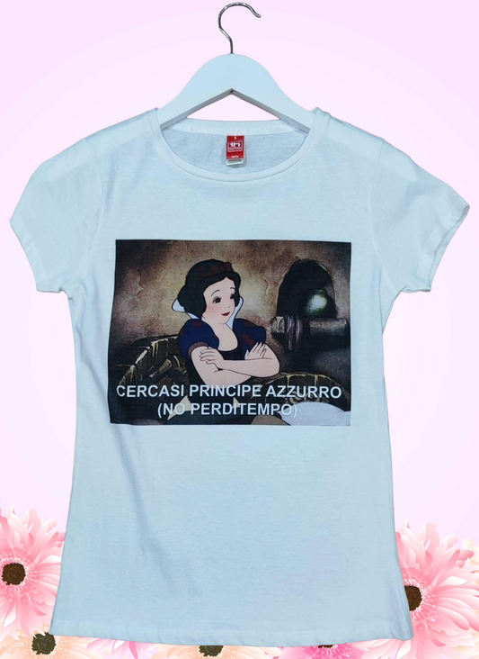 Maglietta Donna Bianca Umoristica – Stampa “Cercasi Principe Azzurro” Made in Italy