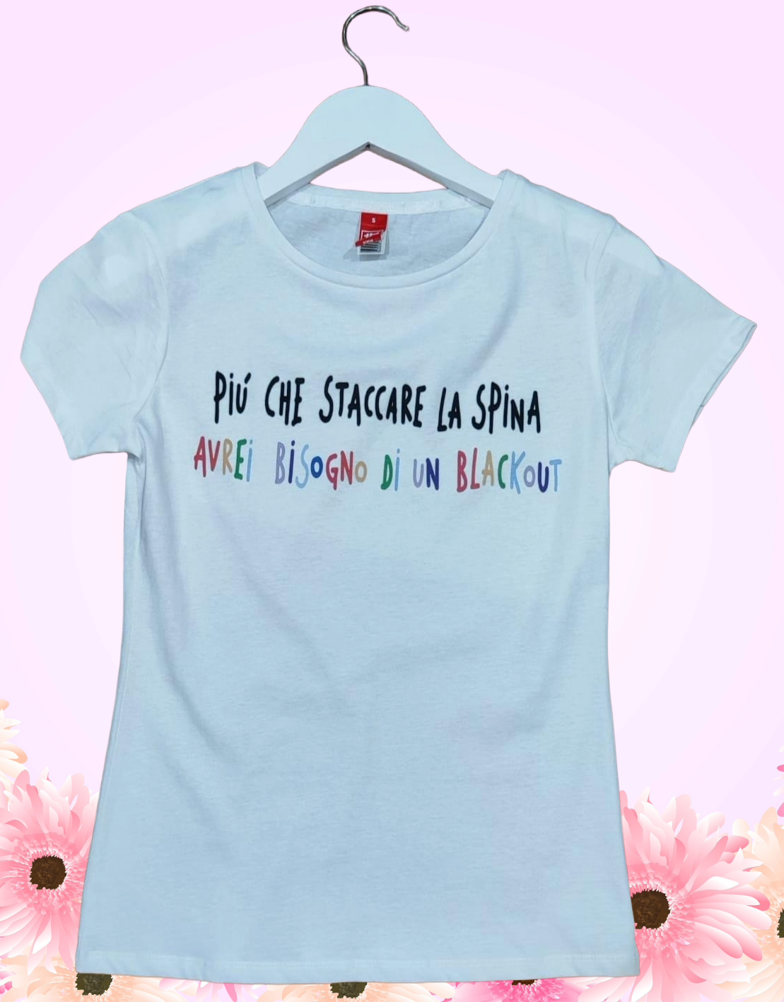 Maglietta Donna Bianca Frase Divertente – “Più che staccare la spina avrei bisogno di un blackout”