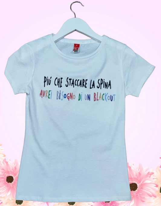 Maglietta Donna Bianca Frase Divertente – “Più che staccare la spina avrei bisogno di un blackout”
