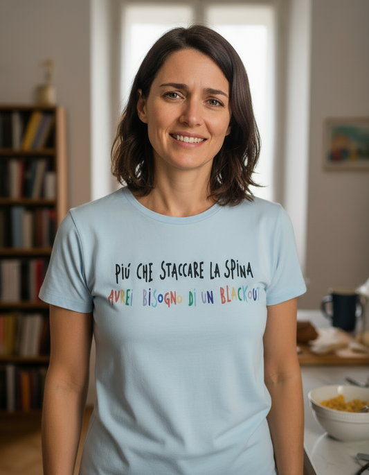 Maglietta Donna Bianca Frase Divertente – Più Che Staccare la Spina Avrei Bisogno di un Blackout XS-XXXL