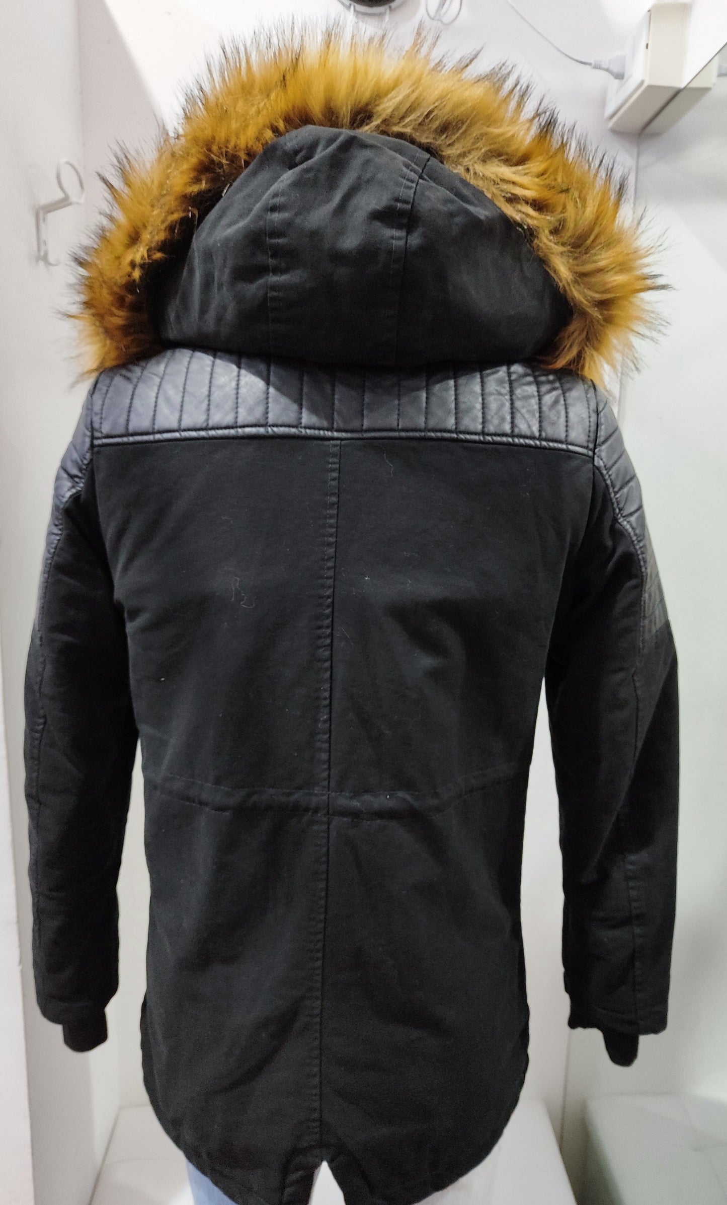 Parka Uomo Invernale con Cappuccio e Inserti in Ecopelle – Street Style