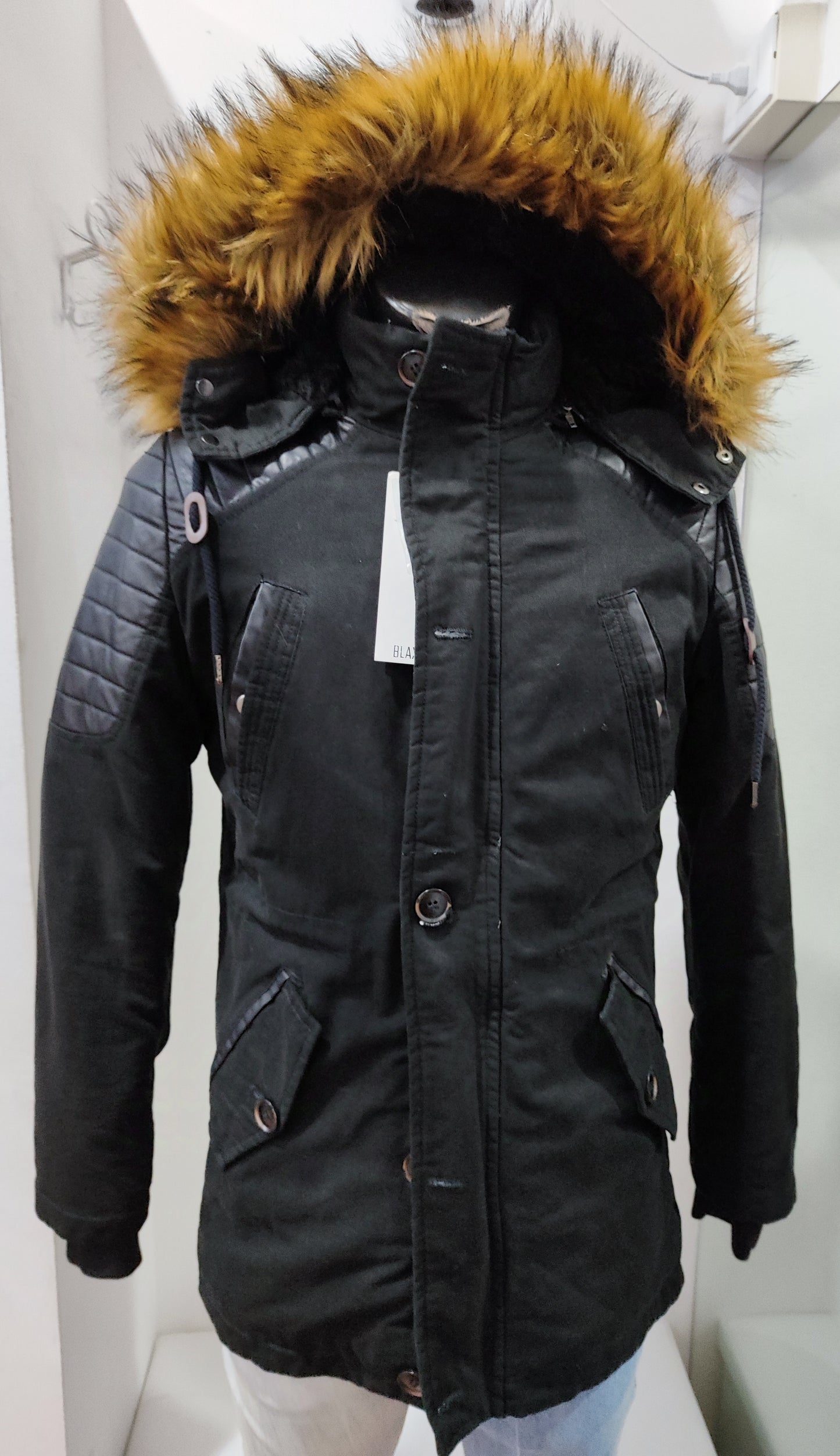 Parka Uomo Invernale con Cappuccio e Inserti in Ecopelle – Street Style