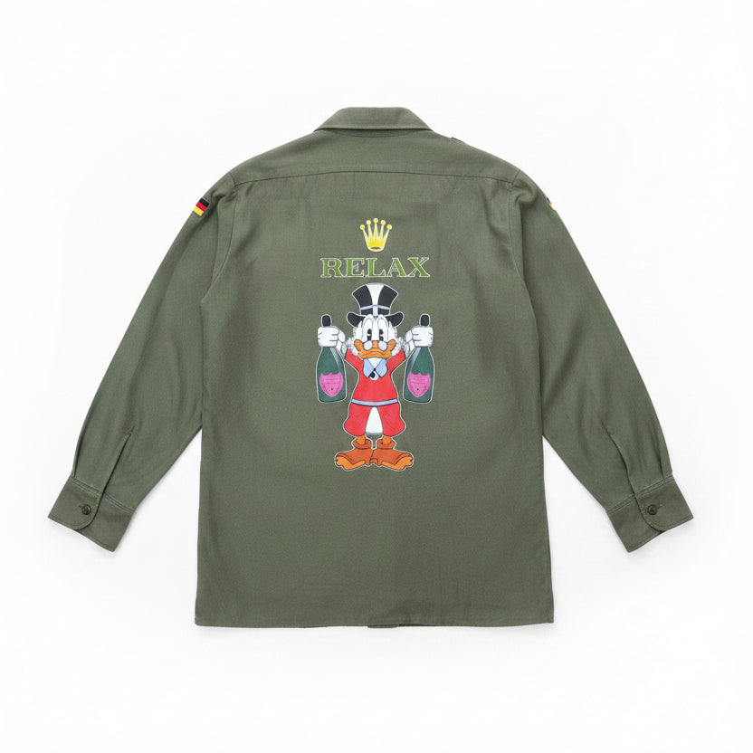 Dettaglio customizzazione artigianale Zio Paperone Relax su camicia militare tedesca vintage – I Narcisi