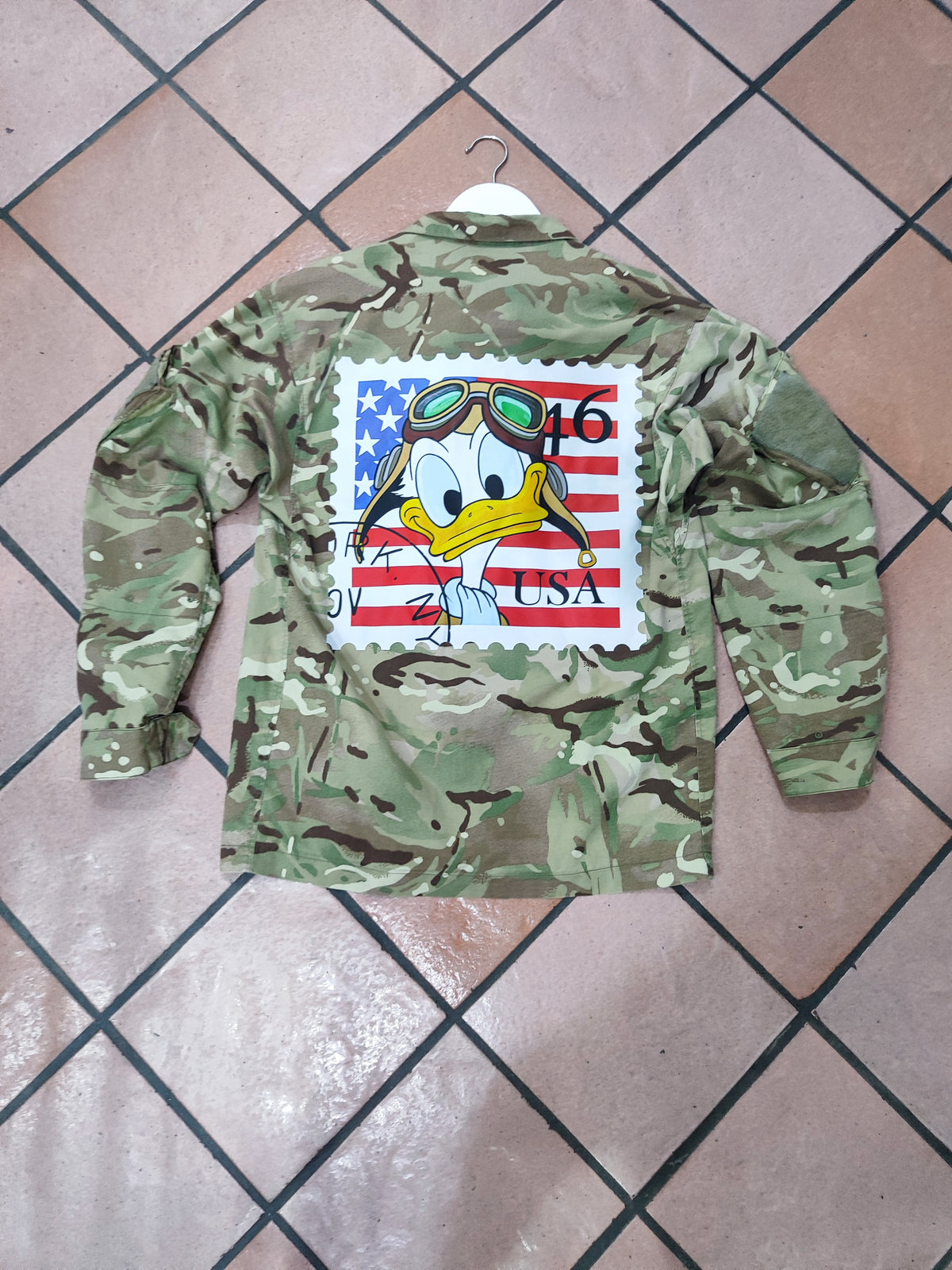 Giacca Militare Mimetica Vintage con Stampa Paperino Pilota Pop Art – Pezzo Unico Artigianale