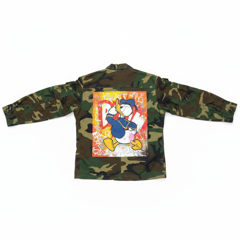 Dettaglio stampa pop art Paperino su giacca militare mimetica vintage – I Narcisi