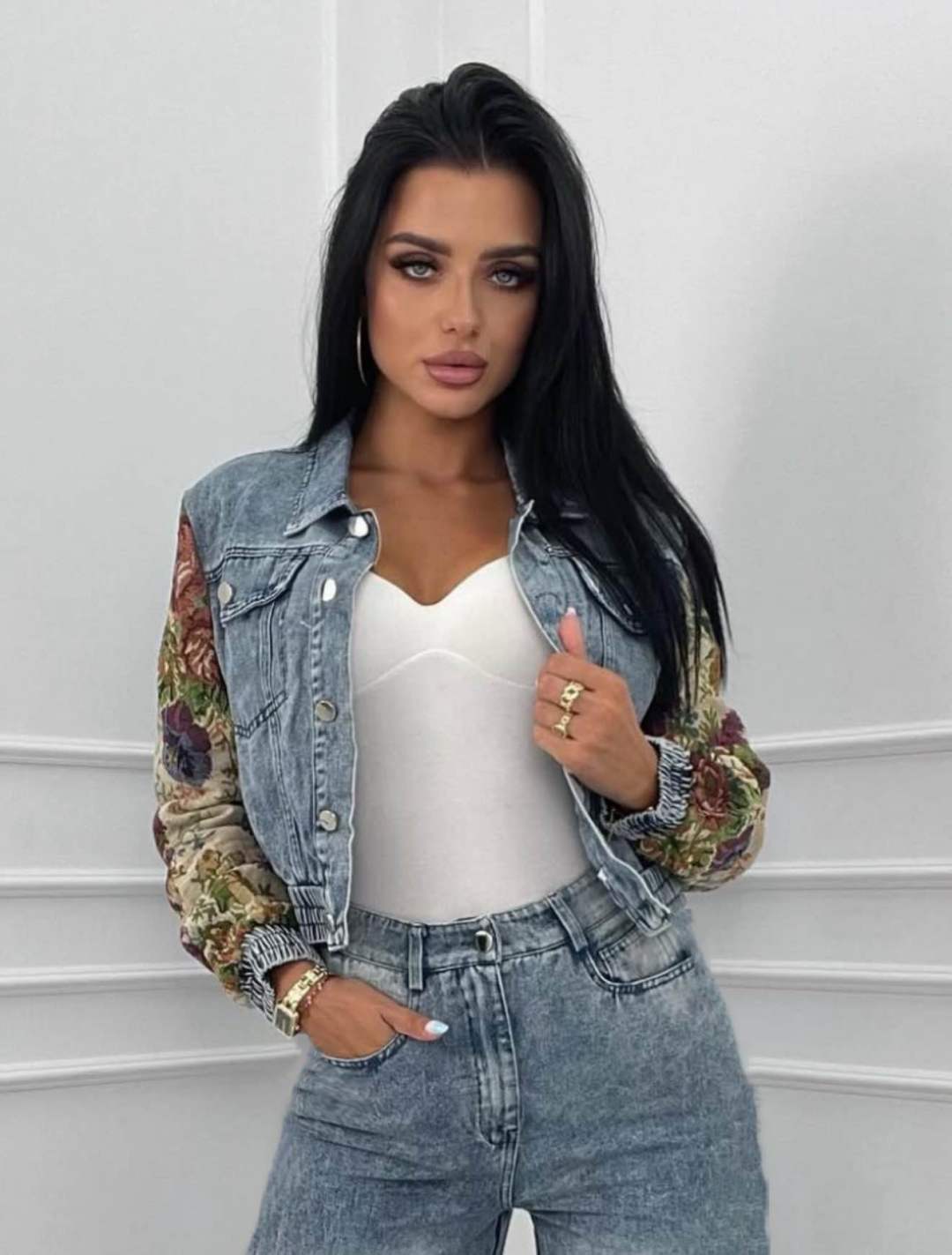 Giacca jeans donna con fiori - dettaglio stampa floreale vivace
